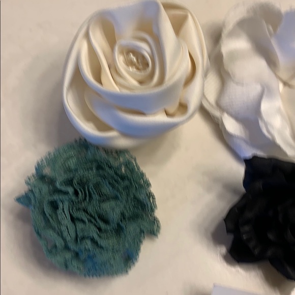 Flower brooches and clips - Picture 7 of 8